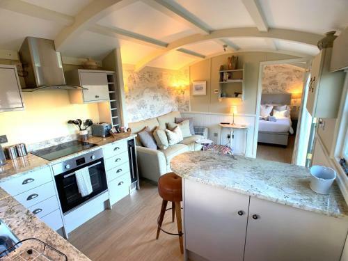Lodge Luxury Shepherds Hut With Superb Views & Fire Pit