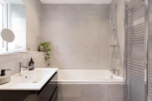 Ideal Home At Moseley Gardens In Fallowfield