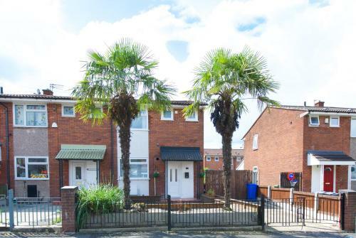 Gorgeous Manchester Home With Garden & Parking