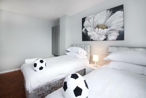 Gorgeous Manchester Home With Garden & Parking