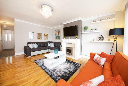 Gorgeous Manchester Home With Garden & Parking