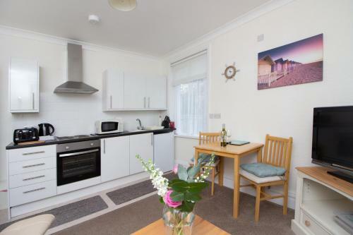 Three Beaches Holiday Apartments - Apartment 1 Ground Floor