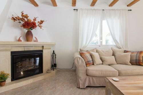 Spacious 3-bedroom Villa With Private Pool In Benigembla, Spain.