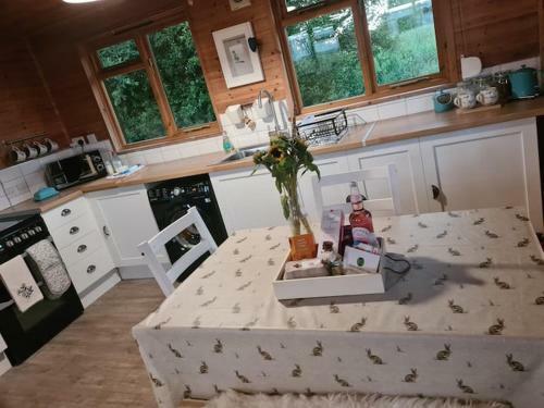 Lakeside Swallow Lodge - Private Hot Tub
