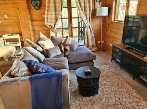 Lakeside Swallow Lodge - Private Hot Tub