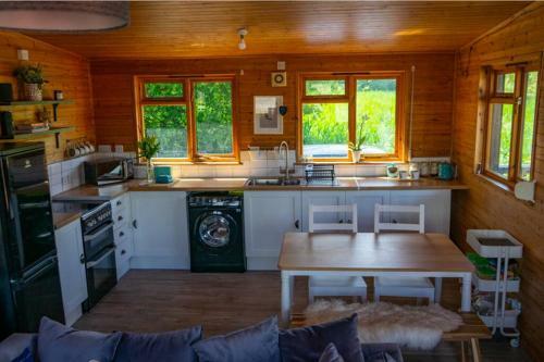 Lakeside Swallow Lodge - Private Hot Tub