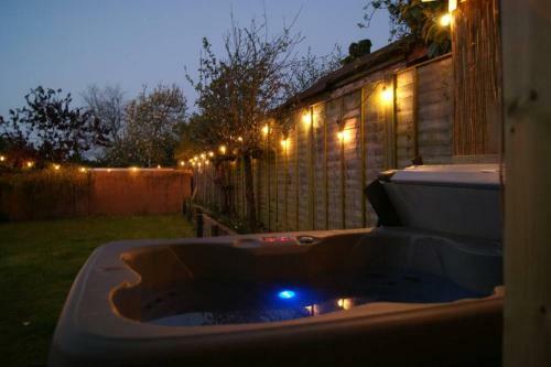 Well Equipped Large Home With Hot Tub & Log Burner