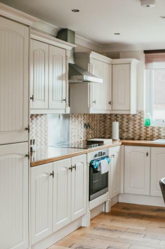 Well Equipped Large Home With Hot Tub & Log Burner