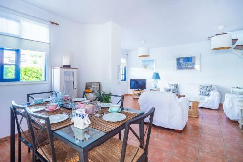 Fabulous Bungalow , Wifi, Swimming Pool And Beach