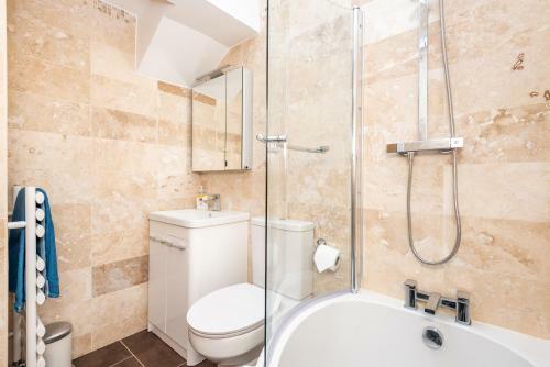 Modern & Minimalist Duplex Apartment, Sleeps 6!