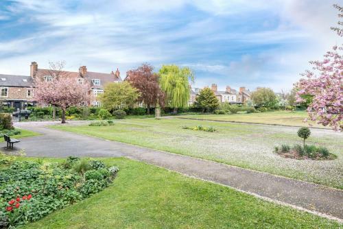 Modern & Minimalist Duplex Apartment, Sleeps 6!