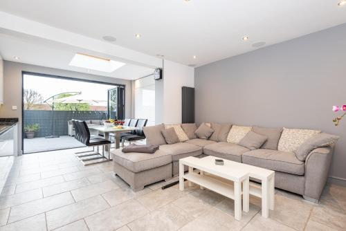 Modern & Minimalist Duplex Apartment, Sleeps 6!