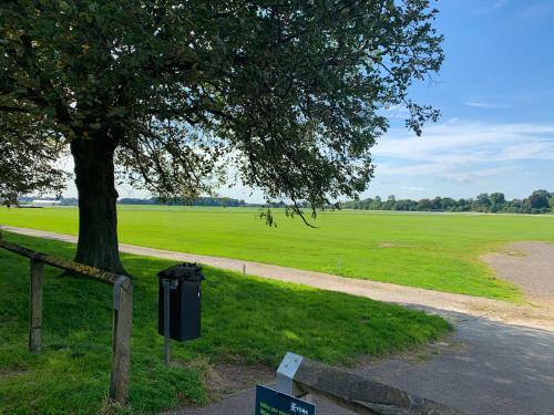 York Racecourse Retreat - Free Parking - Peaceful Green Space