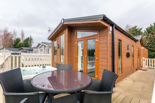 Juniper Lodge With Hot Tub