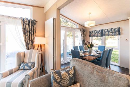 Sutton Lodge With Hot Tub
