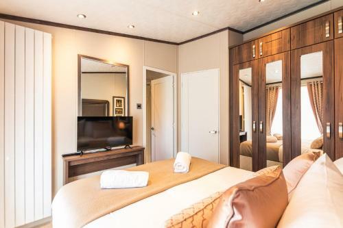 Sutton Lodge With Hot Tub