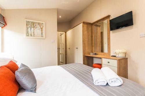 Heathery Lodge With Hot Tub