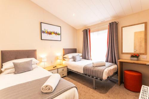 Heathery Lodge With Hot Tub