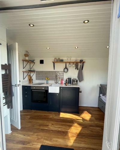 Luxury Shepherds Hut - The Sweet Pea By The Lake