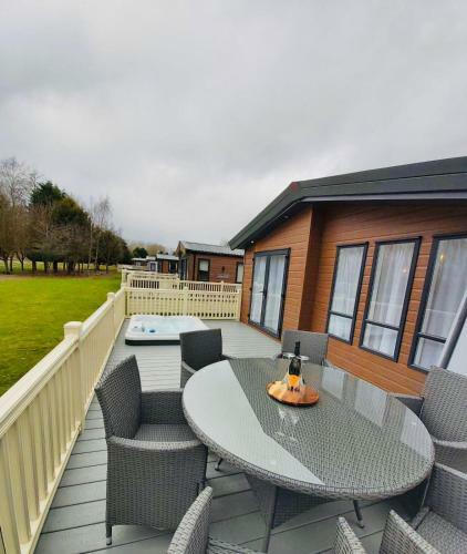 Waters Edge Lodge With Hot Tub