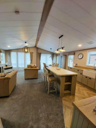Waters Edge Lodge With Hot Tub