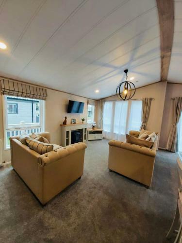 Waters Edge Lodge With Hot Tub