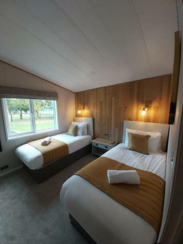 Waters Edge Lodge With Hot Tub