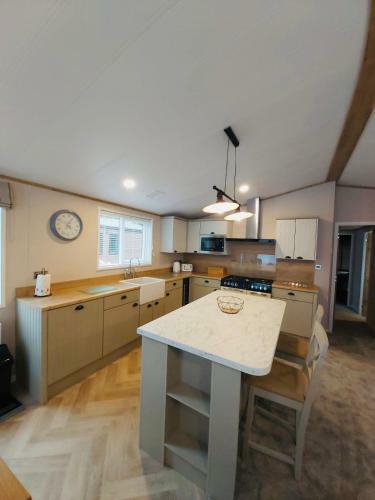 Waters Edge Lodge With Hot Tub