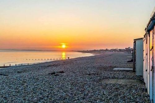 Apartamento Absolute Beachfront With Decked Garden Oasis And Views