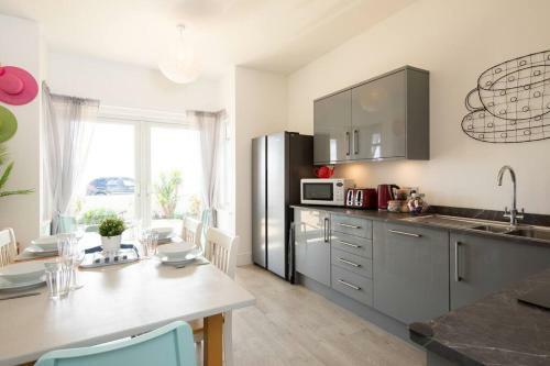 Apartamento Absolute Beachfront With Decked Garden Oasis And Views