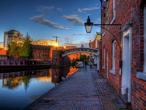 Tudors Esuites Jq Studio Apartment