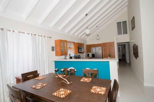 Modern And Cheerful 3 Bedroom Villa