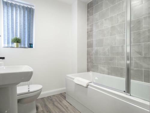 Tudors Esuites 7 Single Beds Driveway & Garden