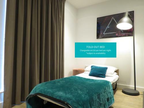 Tudors Esuites 7 Single Beds Driveway & Garden