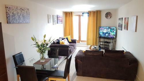 Kcs Birmingham City Apartment With Balcony/parking