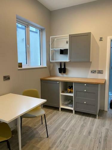 Hugo Mews. Bright Studio Apartment.
