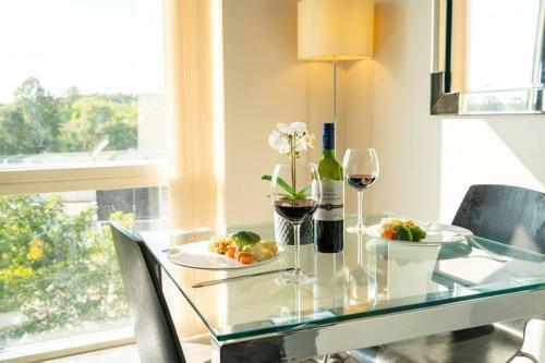 Apartment Stay With Avril