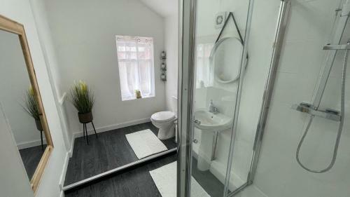 Large 6 Bedroom House In Smethwick