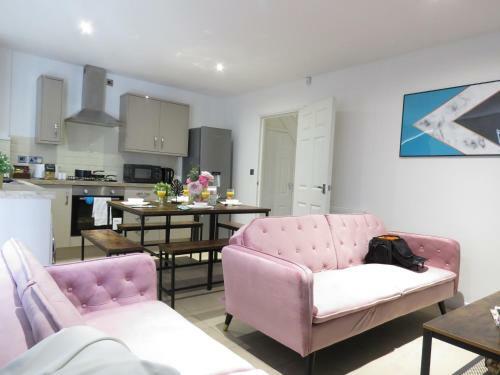 Tudors E Suites 4 Bedroom House With Garden