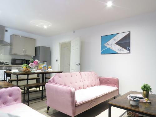 Tudors E Suites 4 Bedroom House With Garden