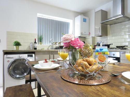 Tudors E Suites 4 Bedroom House With Garden