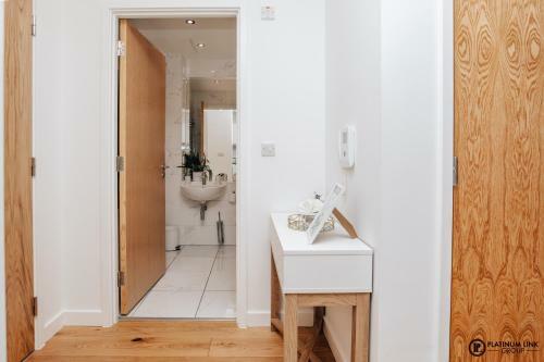 Platinum Link Apartments, Luxury New Build, One Bed, Marble Asthetic