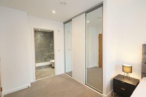 Central Birmingham Contemporary 2 Bed Apartment