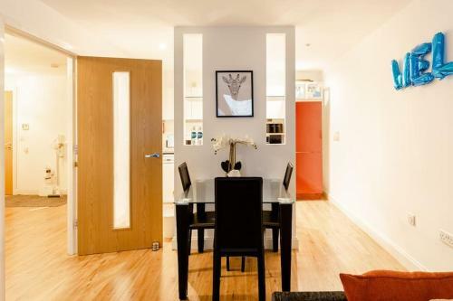 Executive Spacious 1 Bed Apartment With Workspace & Free Parking