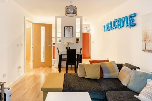 Executive Spacious 1 Bed Apartment With Workspace & Free Parking