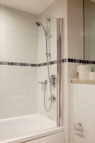 Executive Spacious 1 Bed Apartment With Workspace & Free Parking