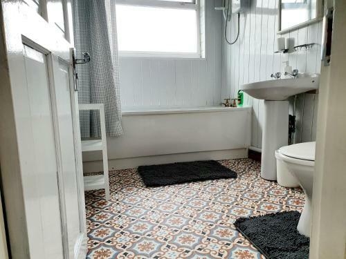 Spacious Birmingham 4 Bed House With Parking And Wifi