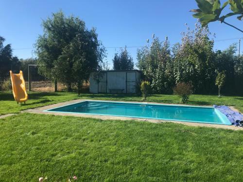 Casa De Campo Con Piscina Privada, Jardines Y Juegos