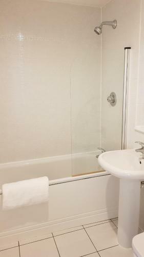 Modern City Centre 1 Bed Apartment With Gym Access By Lets Relocations