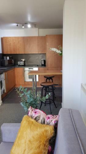 Modern City Centre 1 Bed Apartment With Gym Access By Lets Relocations